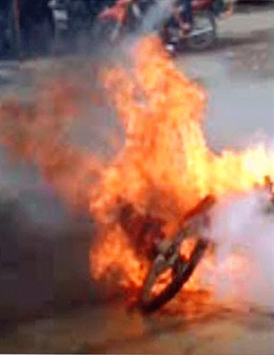 Xe máy bốc cháy dữ dội khi vừa ra khỏi cây xăng